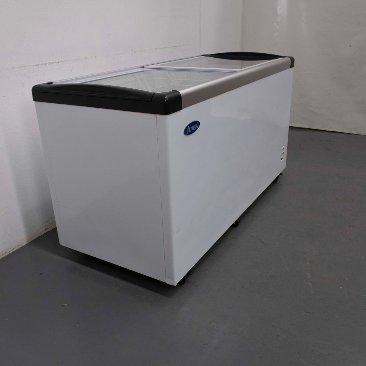 Atosa SD-520P Flat Glass Top Chest Freezer - 902951