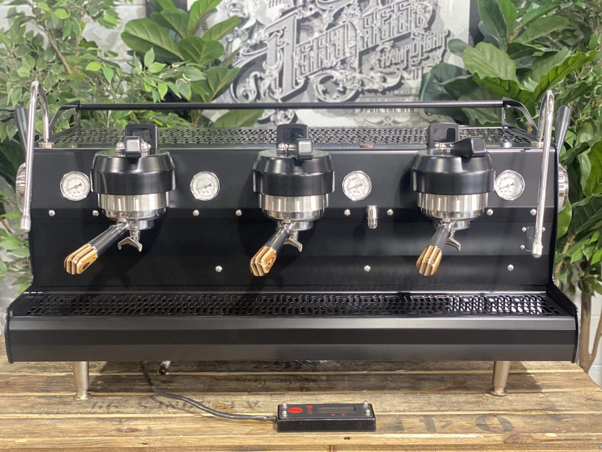 Synesso Sabre Black w. Black & Pesado Handles - 3 Group Commercial Espresso Machine - Brown