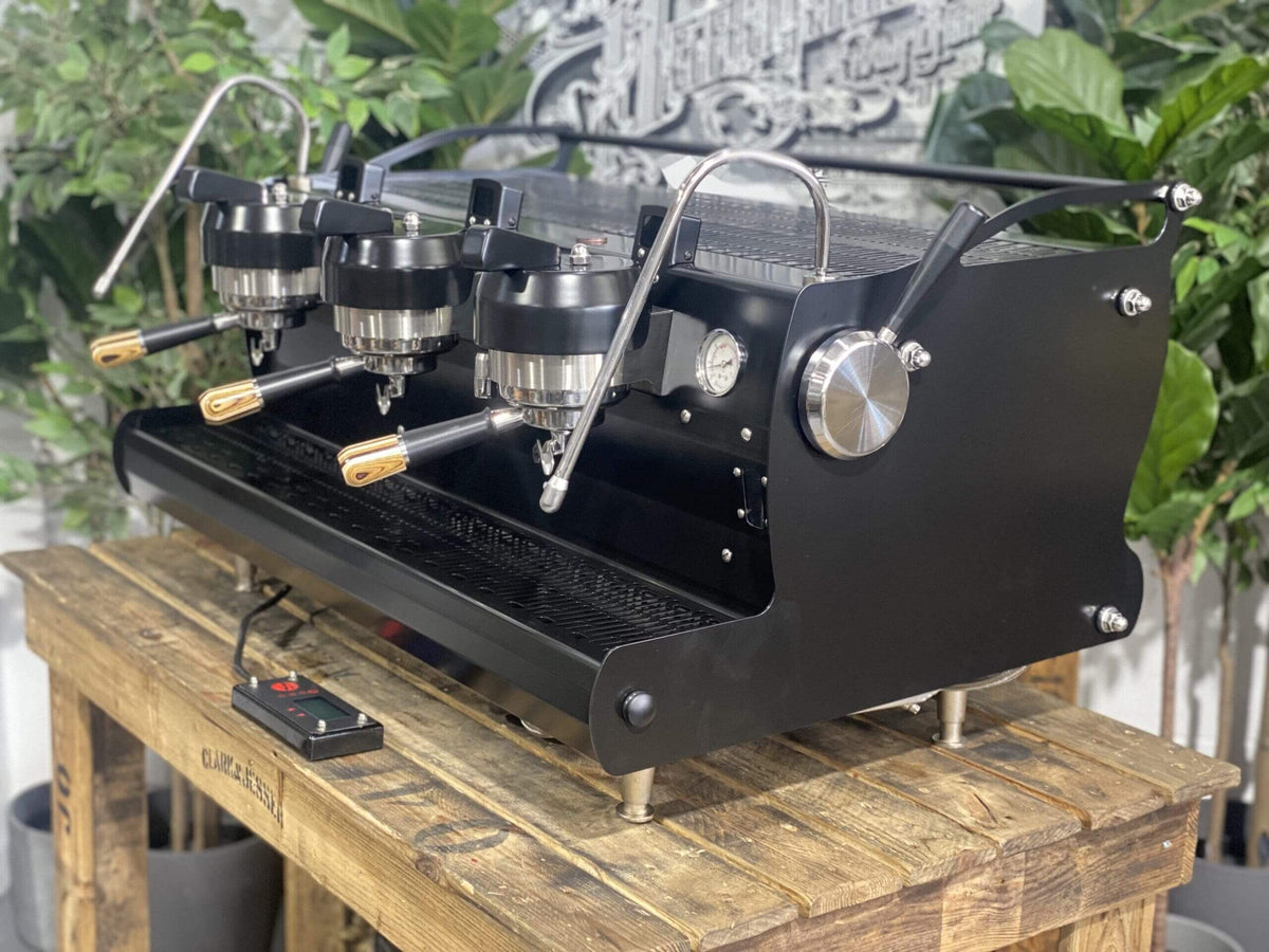 Synesso Sabre Black w. Black & Pesado Handles - 3 Group Commercial Espresso Machine - Brown