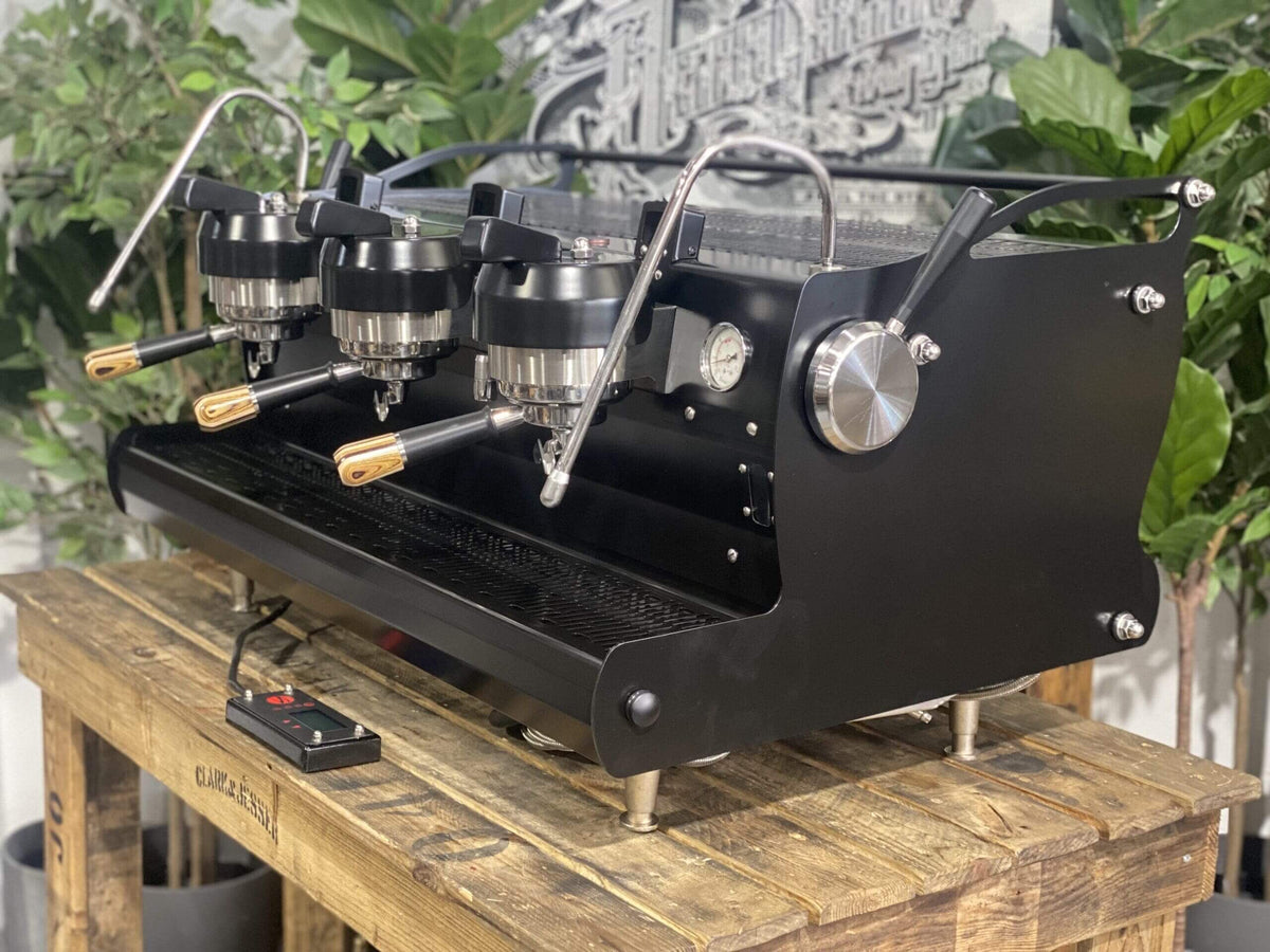 Synesso Sabre Black w. Black & Pesado Handles - 3 Group Commercial Espresso Machine - Brown