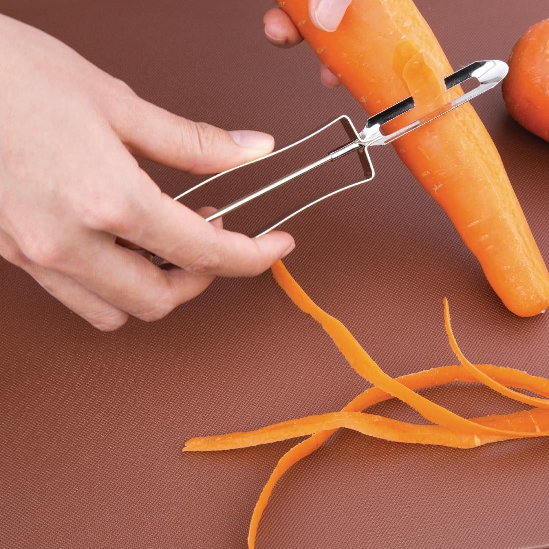Vogue Swivel Peeler - D051