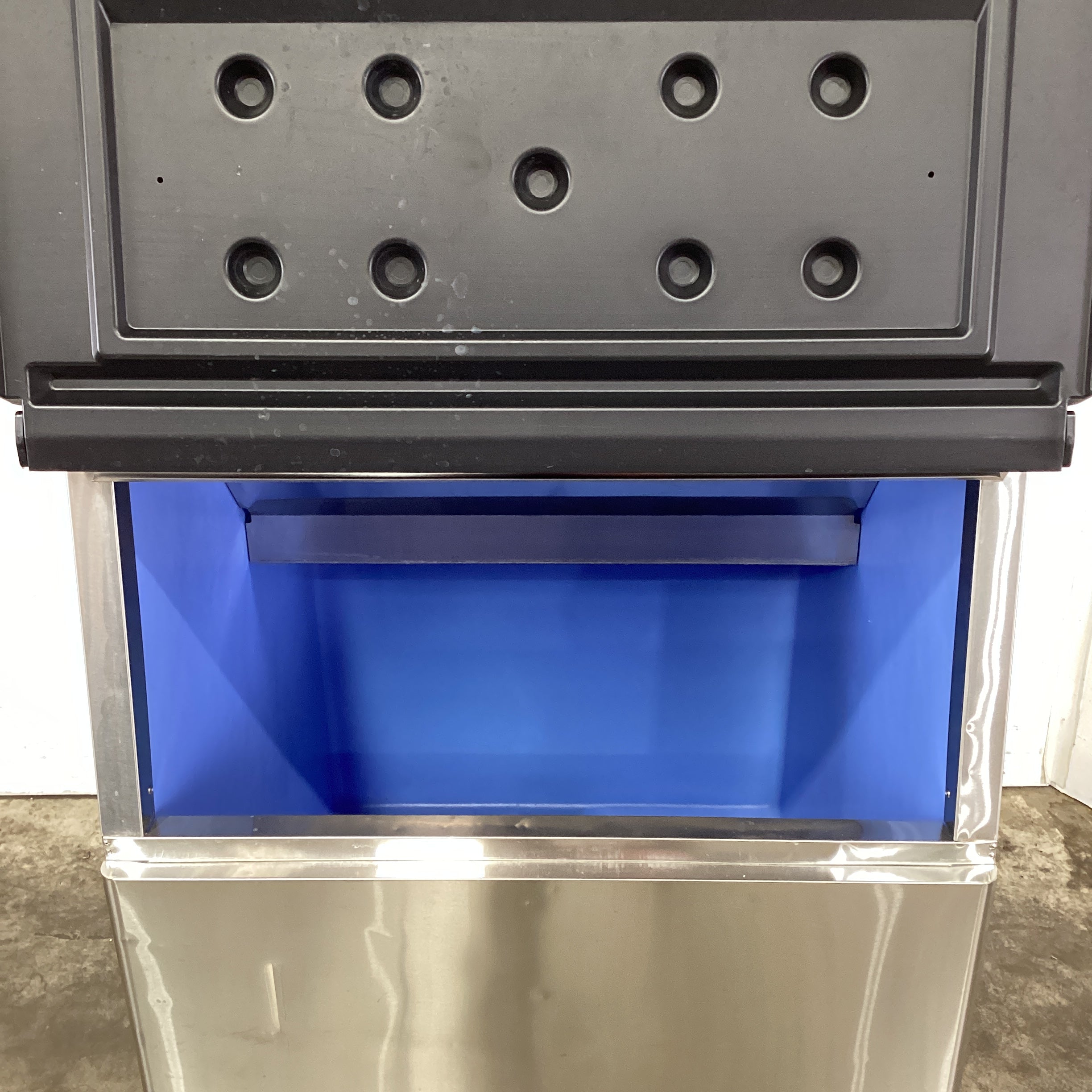 Ice O Matic M302-A Ice Machine + Storage Bin - 928811