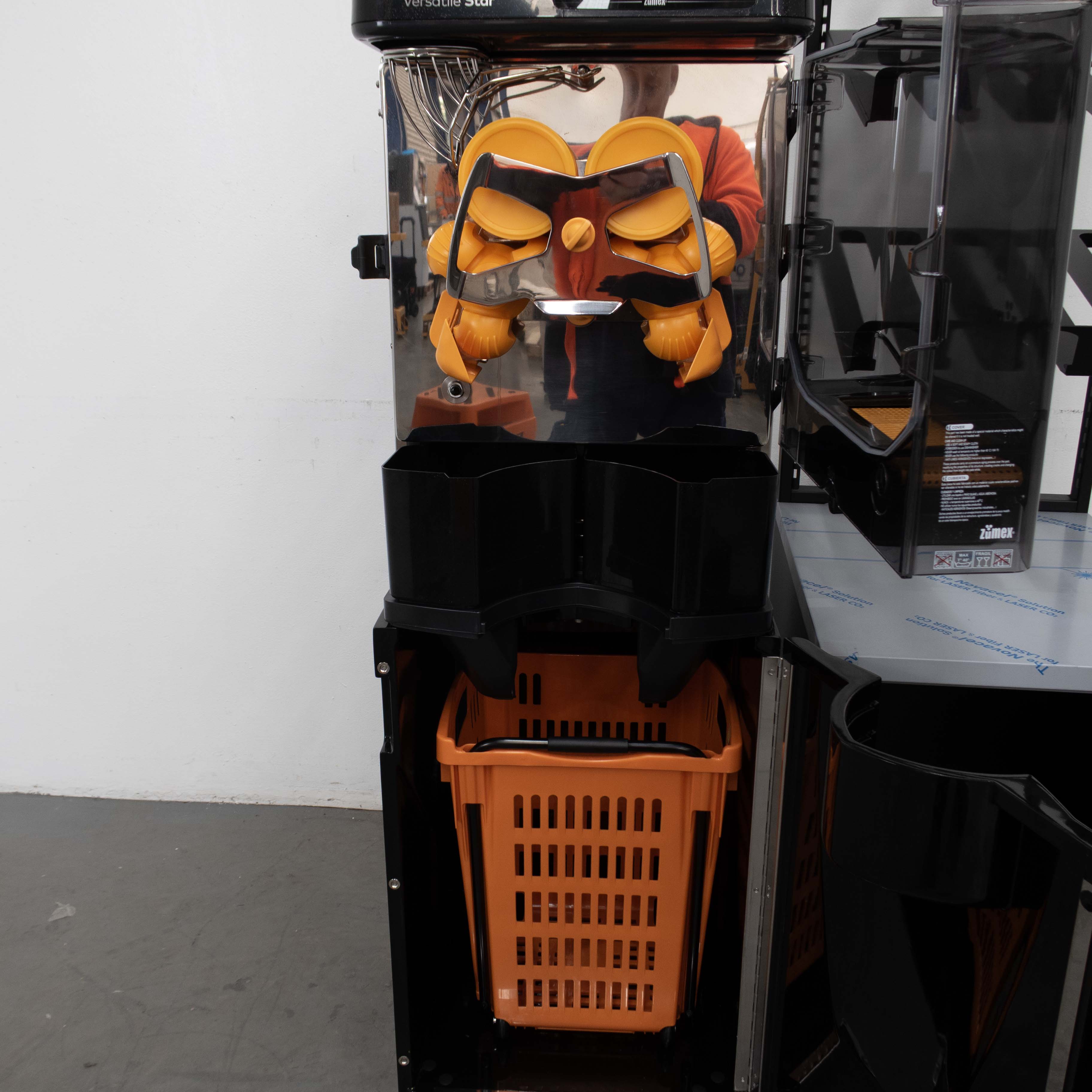 Zumex ZU-11847 Juicer + Zumex Z-10256 Stand - 934676