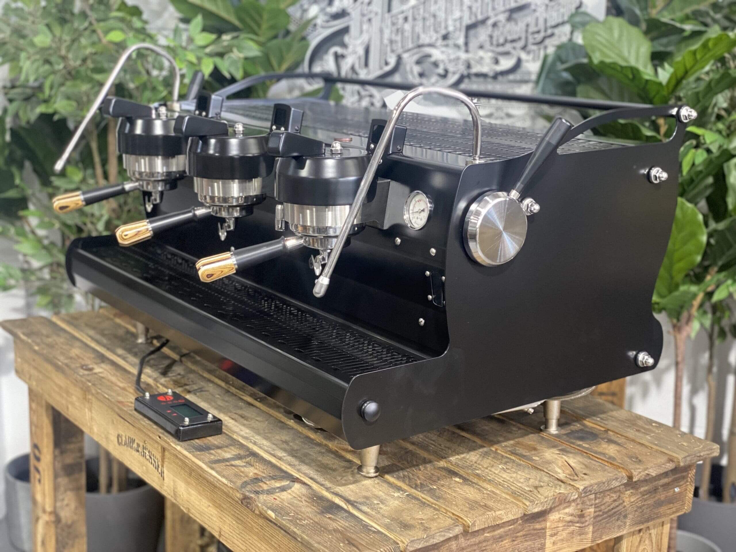 Synesso Sabre Black w. Black & Pesado Handles - 3 Group Commercial Espresso Machine - Brown