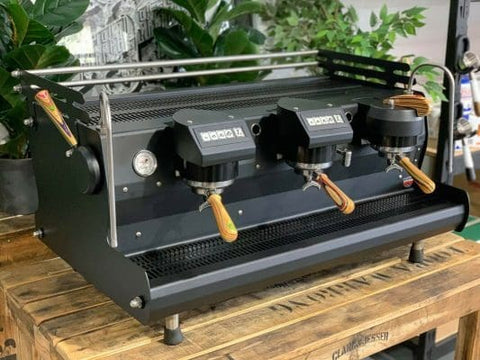 Synesso Sabre Hybrid 3 Group – Matte Black / Skateboard Timber Custom - 505