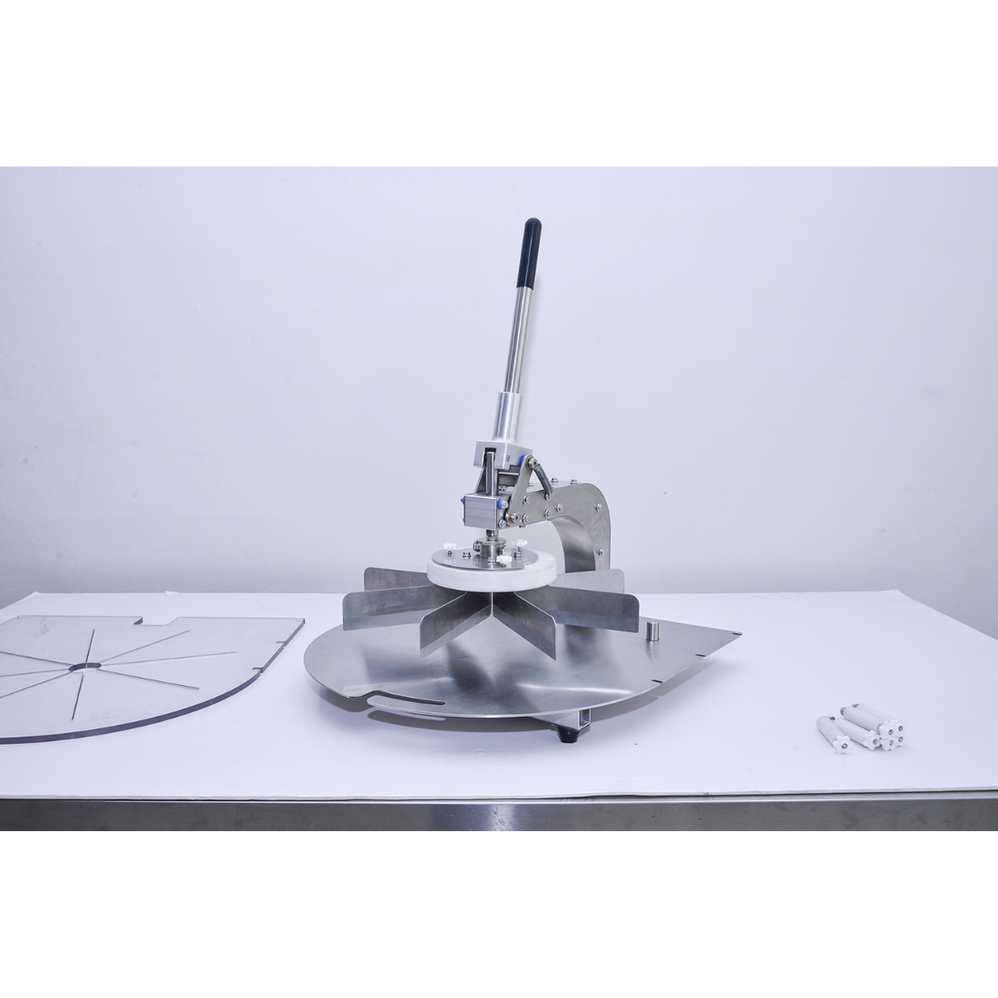 BakerMax 8 / 16 Slice Manual Pizza Cutter & Divider - PD-16