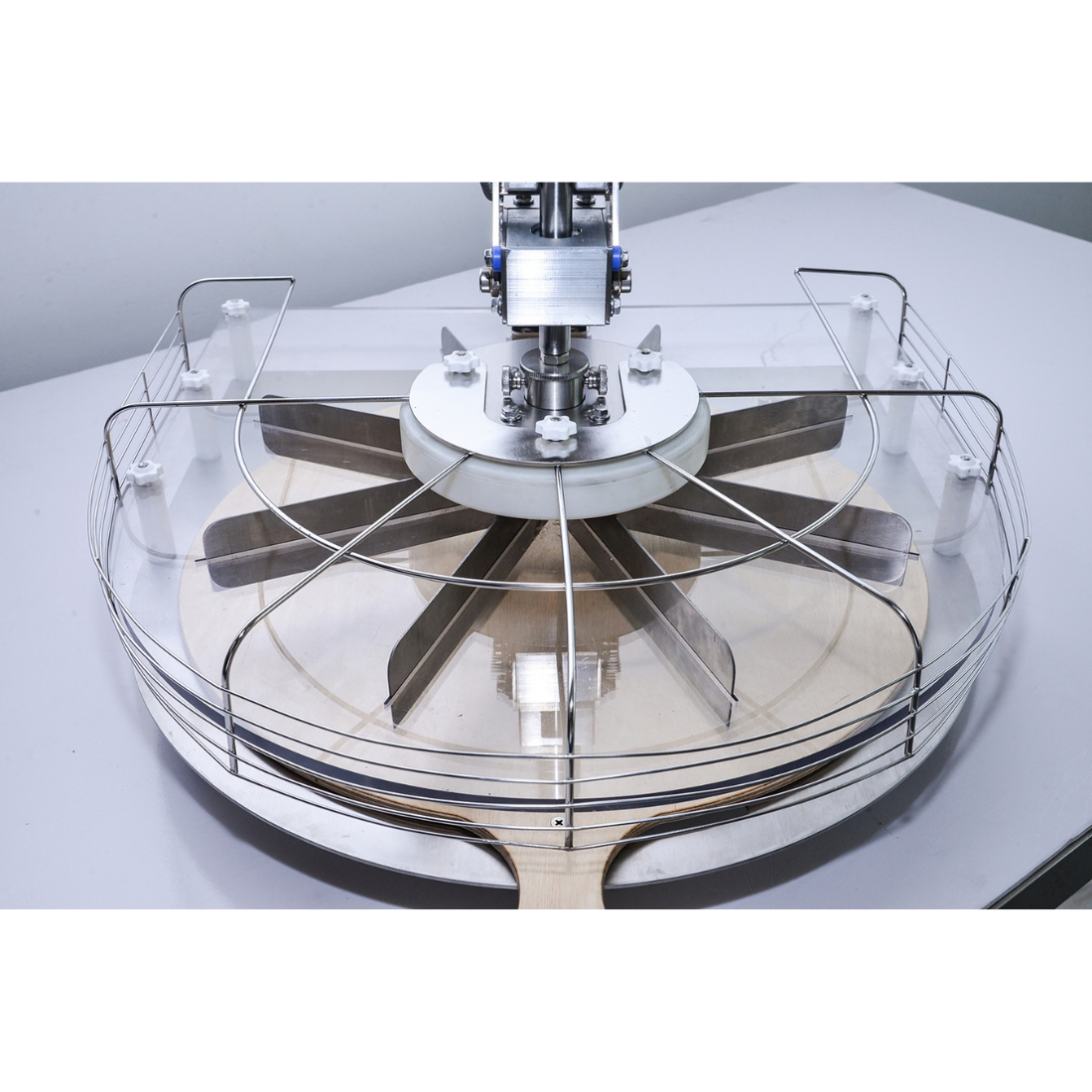 BakerMax 8 / 16 Slice Manual Pizza Cutter & Divider - PD-16