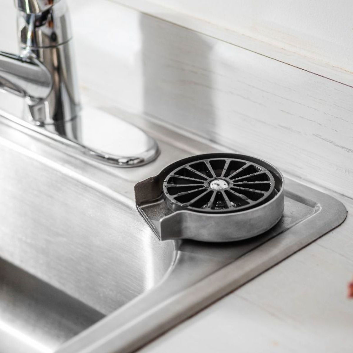 3Monkeez Kitchen Sink Glass Rinser with Round Drain Tray - R-KGR-100