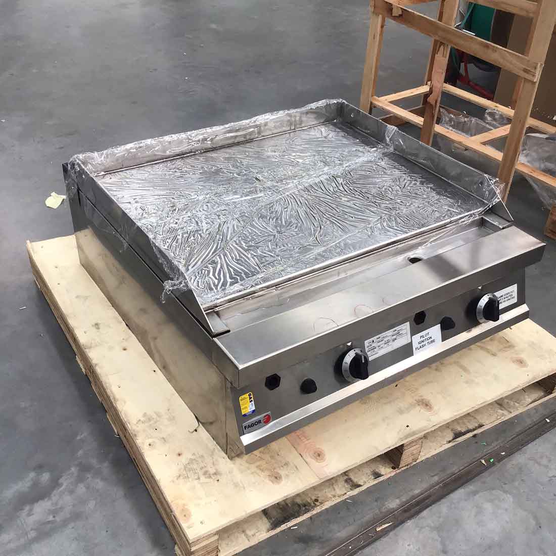 CLEARANCE - Fagor 900 series natural gas mild steel 2 zone fry top FTG9-10L